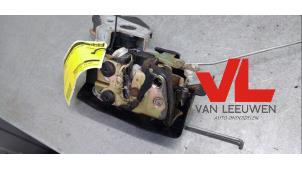 Gebruikte Deurslot Mechaniek 4Deurs rechts-voor Kia Rio (DC22/24) 1.5 16V Prijs € 25,00 Margeregeling aangeboden door Van Leeuwen Auto Onderdelen