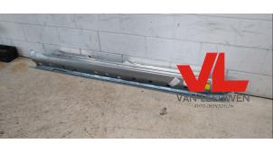 Nieuwe Dorpel rechts Mazda 3 Sport (BK) Prijs € 72,60 Inclusief btw aangeboden door Van Leeuwen Auto Onderdelen