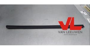 Nieuwe Carrosserielijst Volkswagen Passat (3B2) Prijs € 7,26 Inclusief btw aangeboden door Van Leeuwen Auto Onderdelen