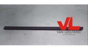 Nieuwe Carrosserielijst Volkswagen Passat (3B2) Prijs € 7,26 Inclusief btw aangeboden door Van Leeuwen Auto Onderdelen