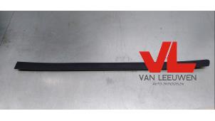 Nieuwe Carrosserielijst Volkswagen Passat (3B2) Prijs € 7,26 Inclusief btw aangeboden door Van Leeuwen Auto Onderdelen