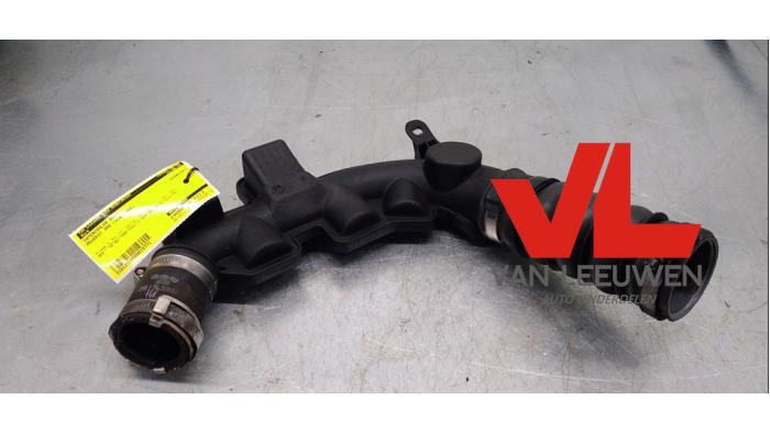 Gebruikte Intercooler Buis Peugeot 308 SW (4E/H) 1.6 16V THP 150 Prijs € 28,00 Margeregeling aangeboden door Van Leeuwen Auto Onderdelen