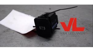 Gebruikte Schakelaar handrem Volkswagen Passat Variant (3C5) 2.0 FSI 16V Prijs € 10,00 Margeregeling aangeboden door Van Leeuwen Auto Onderdelen