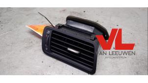 Gebruikte Luchtrooster Dashboard Volkswagen Passat Variant (3C5) 2.0 FSI 16V Prijs € 9,50 Margeregeling aangeboden door Van Leeuwen Auto Onderdelen