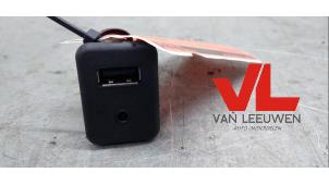 Gebruikte AUX/USB aansluiting Chevrolet Aveo (300) 1.3 D 16V Prijs € 14,50 Margeregeling aangeboden door Van Leeuwen Auto Onderdelen