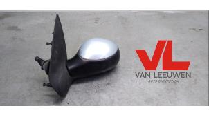Gebruikte Spiegel Buiten links Peugeot 206 (2A/C/H/J/S) 1.1 XN,XR Prijs € 20,00 Margeregeling aangeboden door Van Leeuwen Auto Onderdelen