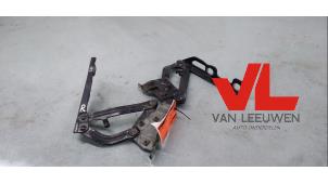 Gebruikte Motorkap Scharnier Opel Corsa D 1.4 16V Twinport Prijs € 15,00 Margeregeling aangeboden door Van Leeuwen Auto Onderdelen