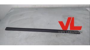 Nieuwe Carrosserielijst Volkswagen Passat (3B2) Prijs € 7,26 Inclusief btw aangeboden door Van Leeuwen Auto Onderdelen