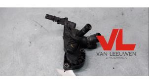 Gebruikte Thermostaathuis Renault Clio IV Estate/Grandtour (7R) 0.9 Energy TCE 12V Prijs € 15,00 Margeregeling aangeboden door Van Leeuwen Auto Onderdelen