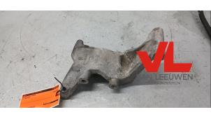 Gebruikte Dynamosteun onder Volkswagen Crafter Prijs € 25,00 Margeregeling aangeboden door Van Leeuwen Auto Onderdelen