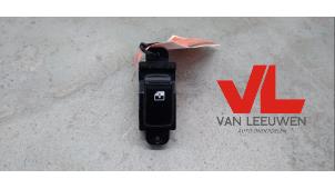 Gebruikte Elektrisch Raam Schakelaar Hyundai i10 (F5) 1.2i 16V Prijs € 5,00 Margeregeling aangeboden door Van Leeuwen Auto Onderdelen