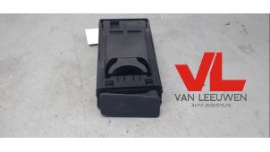 Gebruikte Bekerhouder Mitsubishi Outlander (CW) 2.0 16V 4x2 Prijs € 69,00 Margeregeling aangeboden door Van Leeuwen Auto Onderdelen