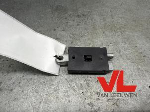 Gebruikte Antenne Versterker Ford Grand C-Max (DXA) 1.0 Ti-VCT EcoBoost 12V 125 Prijs € 7,50 Margeregeling aangeboden door Van Leeuwen Auto Onderdelen