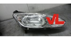 Gebruikte Rechter Koplamp Ford Grand C-Max (DXA) 1.0 Ti-VCT EcoBoost 12V 125 Prijs € 100,00 Margeregeling aangeboden door Van Leeuwen Auto Onderdelen