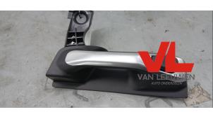 Gebruikte Deurgreep 4Deurs links-achter Ford Grand C-Max (DXA) 1.0 Ti-VCT EcoBoost 12V 125 Prijs € 25,00 Margeregeling aangeboden door Van Leeuwen Auto Onderdelen