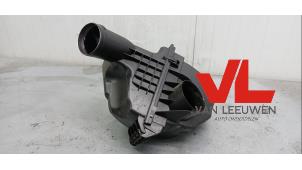 Gebruikte Luchtfilterhuis BMW 5 serie Touring (F11) 528i 16V Prijs € 75,00 Margeregeling aangeboden door Van Leeuwen Auto Onderdelen