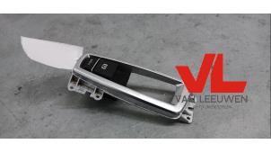 Gebruikte Schakelaar handrem BMW 5 serie Touring (F11) 528i 16V Prijs € 8,00 Margeregeling aangeboden door Van Leeuwen Auto Onderdelen