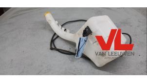 Gebruikte Ruitensproeiertank voor Mazda 2 (NB/NC/ND/NE) 1.25 16V Prijs € 20,00 Margeregeling aangeboden door Van Leeuwen Auto Onderdelen