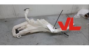 Gebruikte Ruitensproeiertank voor BMW 5 serie Touring (F11) 528i 16V Prijs € 25,00 Margeregeling aangeboden door Van Leeuwen Auto Onderdelen