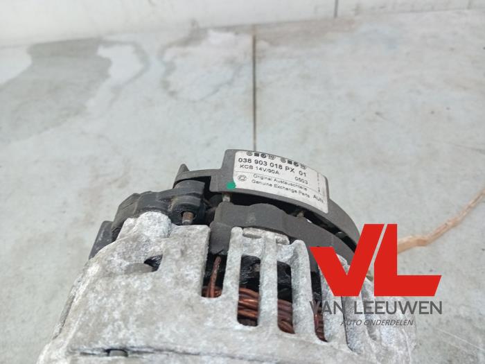 Dynamo van een Volkswagen New Beetle (9C1/9G1) 1.6 2002