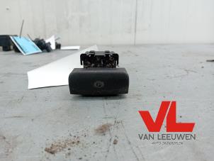 Gebruikte Handrem schakelaar Peugeot 5008 I (0A/0E) 1.6 THP 16V Prijs € 35,00 Margeregeling aangeboden door Van Leeuwen Auto Onderdelen