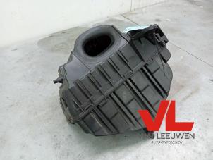 Gebruikte Luchtfilterhuis Renault Megane III Grandtour (KZ) 1.2 16V TCE 130 Prijs € 35,00 Margeregeling aangeboden door Van Leeuwen Auto Onderdelen