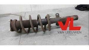 Gebruikte Schokbreker links-voor Ford Transit Custom 2.2 TDCi 16V Prijs € 90,75 Inclusief btw aangeboden door Van Leeuwen Auto Onderdelen
