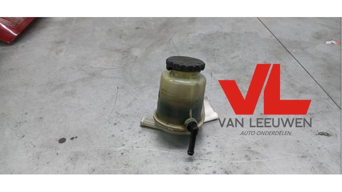 Gebruikte Servo Oliereservoir Toyota Land Cruiser V8 (J20) 4.5 D-4D 32V Prijs € 75,00 Margeregeling aangeboden door Van Leeuwen Auto Onderdelen