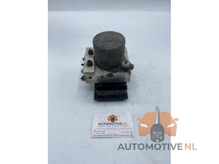ABS Pomp van een Opel Corsa C (F08/68) 1.0 12V Twin Port 2004