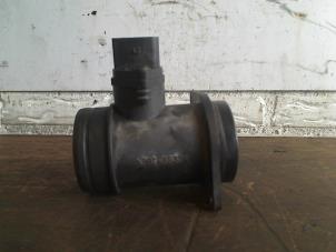 Gebruikte Luchthoeveelheidsmeter Volkswagen Transporter/Caravelle T4 2.5 TDI Prijs € 25,00 Margeregeling aangeboden door VW Parts Dronten