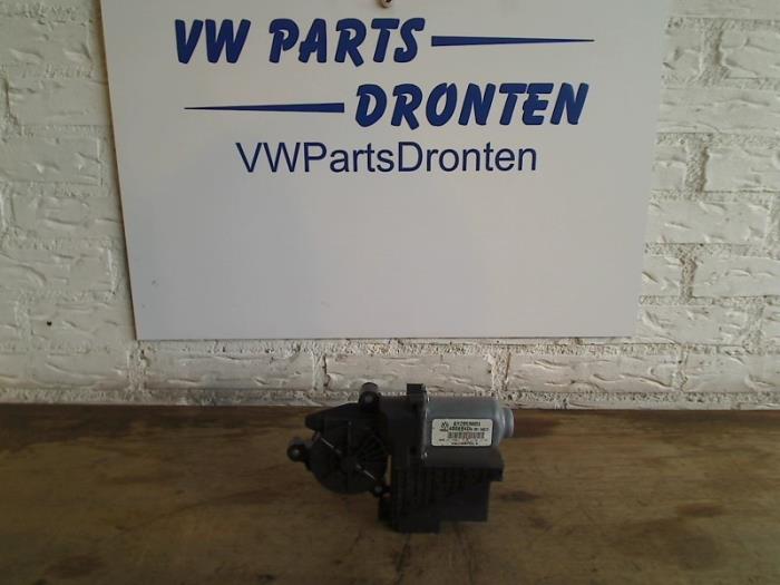 Raammotor Portier van een Volkswagen Polo IV (9N1/2/3) 1.4 TDI 70 2005