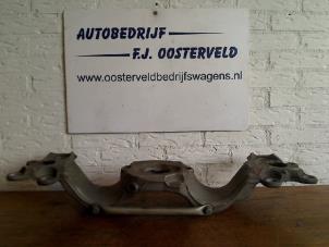 Gebruikte Versnellingsbak Steun Audi A4 (B6) 1.9 TDI PDE 130 Prijs € 45,00 Margeregeling aangeboden door VW Parts Dronten