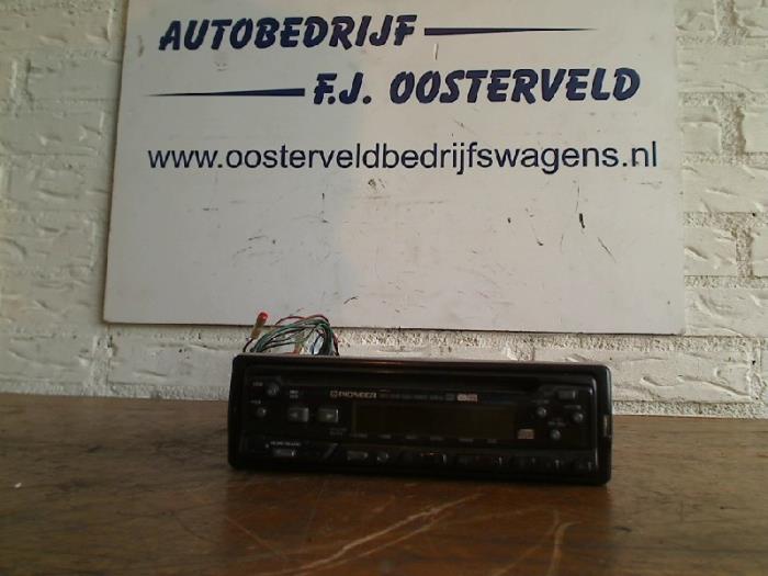 Radio van een Skoda Fabia (6Y5) 1.4 TDI 70 2006