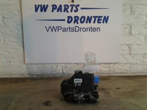 Gebruikte Portierslot Cilinder rechts Volkswagen Caddy III (2KA,2KH,2CA,2CH) 1.6 TDI 16V Prijs € 35,00 Margeregeling aangeboden door VW Parts Dronten