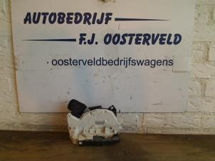 Gebruikte Deurslot Cilinder rechts Volkswagen Golf VI (5K1) 1.6 TDI 16V Prijs € 35,00 Margeregeling aangeboden door VW Parts Dronten