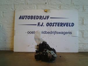 Gebruikte Portierslot Cilinder rechts Volkswagen Caddy III (2KA,2KH,2CA,2CH) 1.6 TDI 16V Prijs € 35,00 Margeregeling aangeboden door VW Parts Dronten