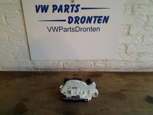 Gebruikte Deurslot Cilinder links Volkswagen Up! (121) 1.0 12V 60 Prijs € 35,00 Margeregeling aangeboden door VW Parts Dronten