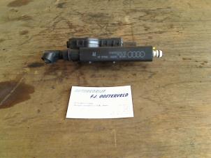 Gebruikte Koplamp Sproeier Audi A8 (D3) 4.0 TDI V8 32V Quattro Prijs € 50,00 Margeregeling aangeboden door VW Parts Dronten