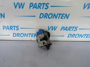 Gebruikte Portierslot Cilinder links Audi A4 Avant (B5) 2.4 30V Prijs € 25,00 Margeregeling aangeboden door VW Parts Dronten