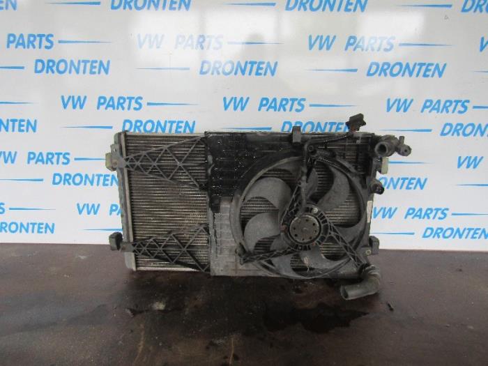 Gebruikte Radiateur Volkswagen Golf IV (1J1) 1.6 16V Prijs € 35,00 Margeregeling aangeboden door VW Parts Dronten