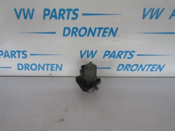 Gebruikte Vacuumpomp Rembekrachtiging Volkswagen Polo V (6R) 1.4 GTI 16V Prijs € 50,00 Margeregeling aangeboden door VW Parts Dronten