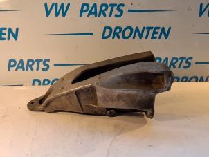 Gebruikte Versnellingsbak Steun Volkswagen Transporter T5 2.0 TDI DRF Prijs € 30,25 Inclusief btw aangeboden door VW Parts Dronten