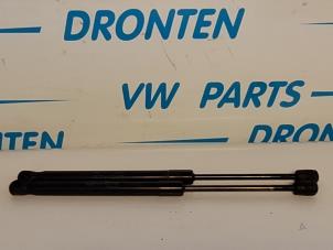Gebruikte Gasveer links-achter Volkswagen Up! (121) 1.0 12V 60 Prijs € 20,00 Margeregeling aangeboden door VW Parts Dronten
