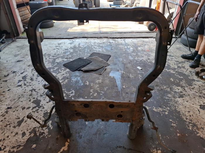 Subframe van een Volkswagen Transporter T5 2.0 TDI DRF 2012