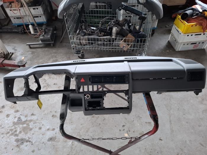 Gebruikte Dashboard Volkswagen Transporter T4 2.5 TDI Prijs € 75,00 Margeregeling aangeboden door VW Parts Dronten