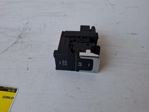 Gebruikte Handrem schakelaar Volkswagen Golf Sportsvan (AUVS) 1.5 TSI Evo BlueMotion 16V Prijs € 15,00 Margeregeling aangeboden door VW Parts Dronten