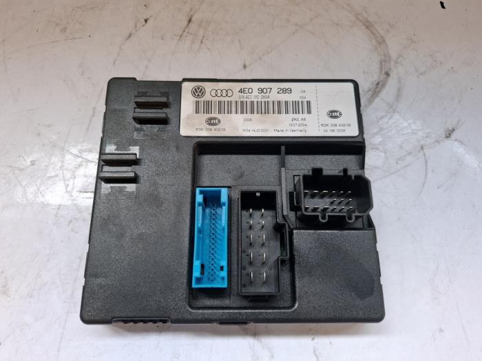 Computer Body Control van een Audi A8 (D3) 3.7 V8 40V Quattro 2005