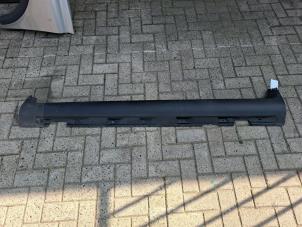 Gebruikte Sideskirt links Volvo C30 (EK/MK) 1.8 16V Flexifuel Prijs € 35,00 Margeregeling aangeboden door VW Parts Dronten