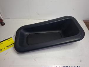 Gebruikte Opbergvak Alfa Romeo Spider (916) 2.0 16V Twin Spark Prijs € 10,00 Margeregeling aangeboden door VW Parts Dronten