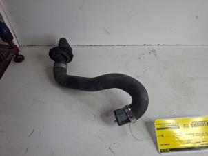 Gebruikte Koelwaterslang Audi A8 (D3) 3.7 V8 40V Quattro Prijs € 15,00 Margeregeling aangeboden door VW Parts Dronten
